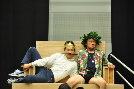 新国立劇場演劇『エドワード二世』稽古場より。柄本佑、下総源太朗