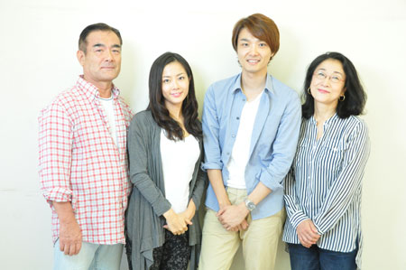 左から、辻萬長、大和田美帆、井上芳雄、木野花