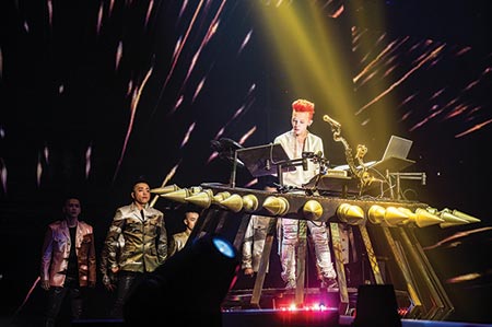 G-DRAGON (c)＆(p) 2013 KBS MEDIA Inc．＆ YG ENTERTAINMENT Co．，Ltd．ALL RIGHTS RESERVED．