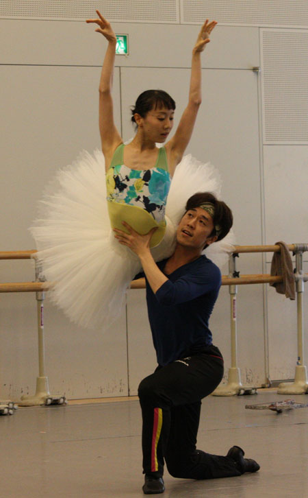 新国立劇場バレエ『火の鳥』稽古場より。菅野英男、米沢唯