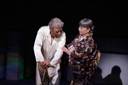 東野圭吾原作のコメディ舞台でモト冬樹が若返る チケットぴあ 演劇 演劇