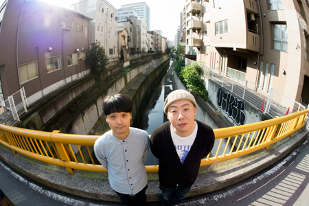 左から、ノゾエ征爾、荒川良々 撮影:渡部伸