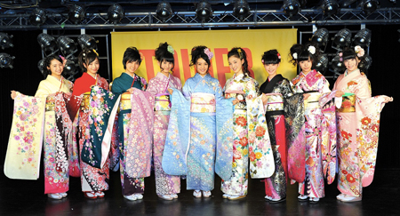 東京パフォーマンスドール　左から、浜崎香帆、神宮沙紀、脇あかり、櫻井紗季、高嶋菜七、上西星来、橘二葉、小林晏夕、飯田桜子 (衣装協力：晴れ着の丸昌)