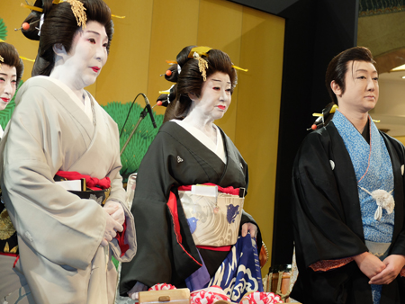 左から、波乃久里子、水谷八重子、市川春猿
