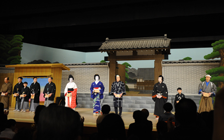 写真右から、尾上松也、藤間大河、尾上松緑、市川染五郎、尾上菊之助、中村七之助、中村松江、中村米吉、中村玉太郎、大谷廣松、片岡松之助