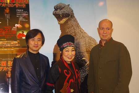 写真左より和田薫、安倍圭子、井上道義