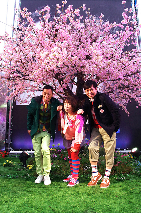 東方神起のアルバム発売イベントに出演したCOWCOW・多田健二、森山中・黒沢かずこ、COWCOW・山田善し　“4枚目”のジャケット撮影