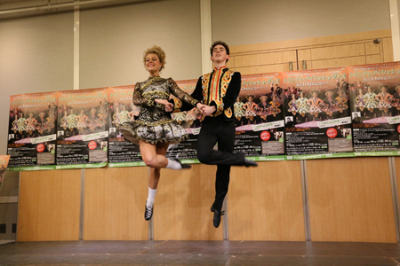 ダンスを披露するタイラー・シュワルツとマギー・ドイル　photo：Mamoru Hori