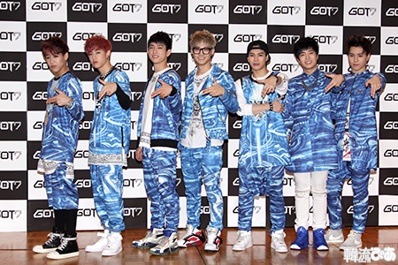 公演前のフォトセッション?左からベンベン、マーク、Jr.、JB、ジャクソン、ヨンジェ、ユギョム