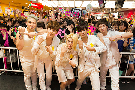 NU'EST　左からベクホ、ミンヒョン、レン、JR、アロン