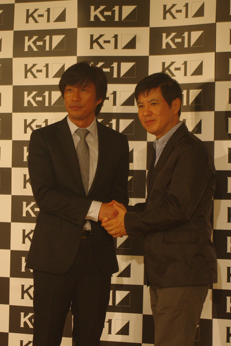 前田憲作K-1実行委員会代表(写真左)と公式サポーター・関根勤