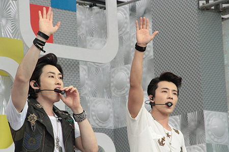 「めざましライブ」に初登場したSUPER JUNIOR DONGHAE&EUNHYUK 左からウニョク、ドンへ