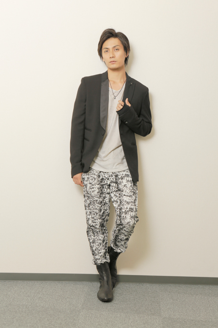 加藤和樹　撮影：カツヲ　衣裳：TOM REBL、Roen、S.O.S fp恵比寿本店