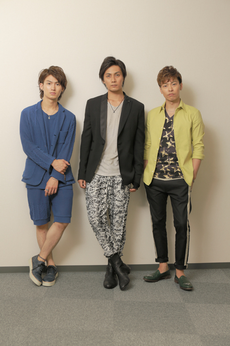 左から、松田凌、加藤和樹、東山光明　　撮影：カツヲ　衣裳：加藤和樹／TOM REBL、Roen、S.O.S fp恵比寿本店　東山光明／wjk、lotholon、Dress camp、S.O.S fp恵