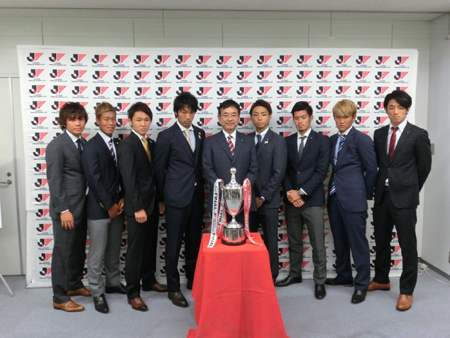 村井満Jリーグチェアマンとともにドローイングに臨んだ選手たち