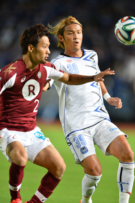 写真左より、高橋峻希(ヴィッセル神戸)、宇佐美貴史(ガンバ大阪)　 (c)J.LEAGUE PHOTOS