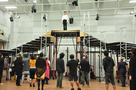 新国立劇場演劇『三文オペラ』稽古場より。　　撮影：黒豆直樹