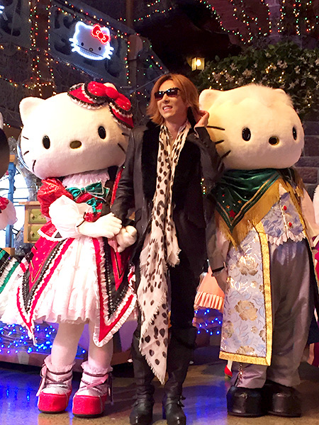 YOSHIKI、キティちゃんの40周年を祝福！ | チケットぴあ[イベント]