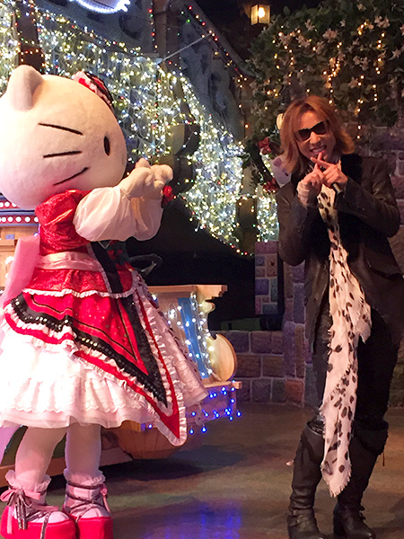 XポーズをするYOSHIKIとハローキティ　(c) 2014 SANRIO CO.,LTD.