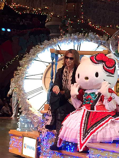 フロートに乗って周回するYOSHIKIとハローキティ　(c) 2014 SANRIO CO.,LTD.