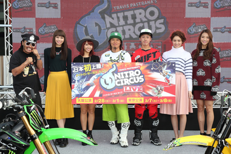 E-girlsの4人と、鈴木大助(写真中央左)、渡辺元樹(中央右)