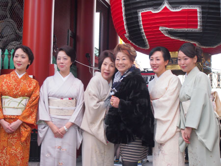 水谷八重子、波乃久里子らが羽子板を手に舞台をPR | チケットぴあ[演劇]