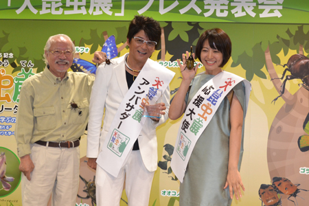 左から、主催者を代表して出席した吉村卓三 動物学博士、哀川翔、赤江珠緒