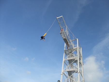 高さ20mから飛ぶ「お台場（バ）ンジー」