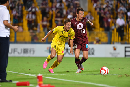 写真左より山中亮輔(柏レイソル)、渡邉千真(ヴィッセル神戸)　(c)J.LEAGUE PHOTOS