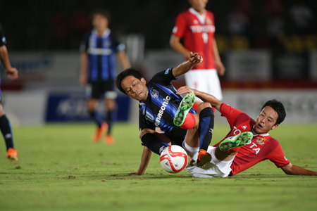写真左より二川孝広(ガンバ大阪)、磯村亮太(名古屋グランパス)　(c)J.LEAGUE PHOTOS