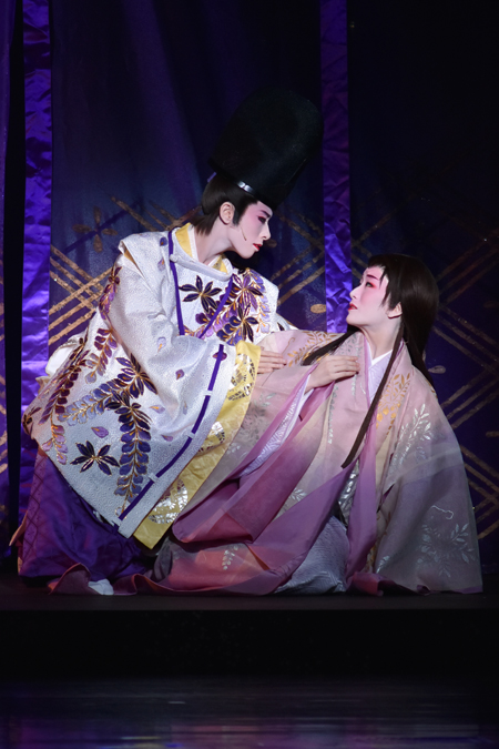 宝塚歌劇花組公演『新源氏物語』より　撮影：三上富之