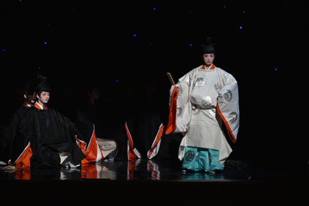 宝塚歌劇花組公演『新源氏物語』より　撮影：三上富之