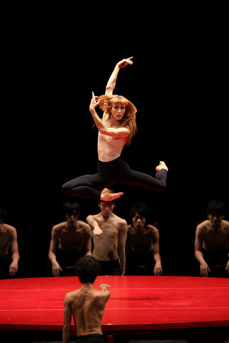 『ボレロ』　2011年　モーリス・ベジャール振付　「HOPE JAPAN」より　共演：東京バレエ団　撮影：長谷川清徳 写真提供：日本舞台芸術振興会　Bolero, 2011