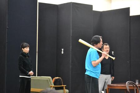 稽古場より。りょう、古田新太、吉田鋼太郎