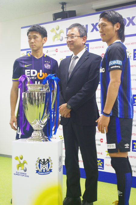写真左より、水本裕貴(サンフレッチェ広島)、村井満Ｊリーグチェアマン、丹羽大輝(ガンバ大阪)