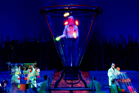 マニピュレーション※都合により演目の一部を変更する場合がございます。Photo: OSA Images Costumes: Kym Barrett (C) 2010 Cirque du Soleil