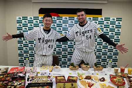 ※記者会見の模様 (左)今成亮太選手 (右)ランディ・メッセンジャー選手