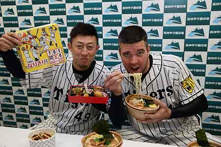 ※記者会見の模様　(左)今成亮太選手　(右)ランディ・メッセンジャー選手