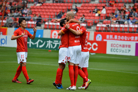 (写真左より)永井謙佑(名古屋グランパス)、シモビッチ(同) (c)J.LEAGUE PHOTOS