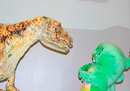 アウストラロヴェナトルのパペットとガチャピン