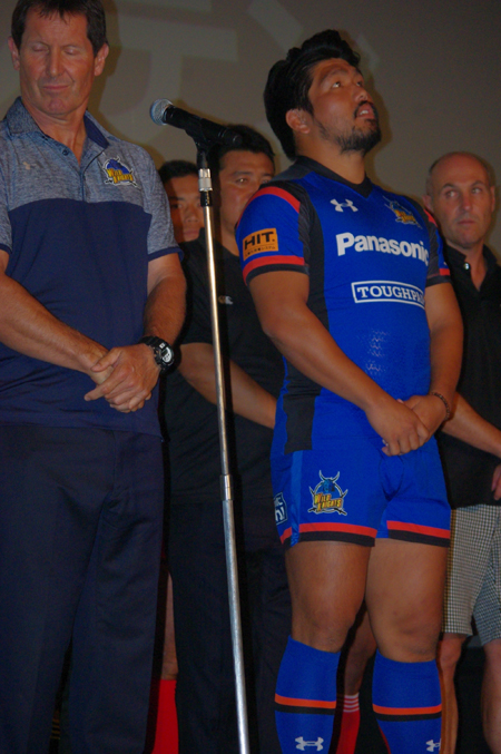 (写真左より)パナソニック ワイルドナイツ・ロビー・ディーンズ監督、堀江翔太主将