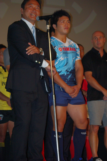 (写真左より)ヤマハ発動機ジュビロ・清宮克幸監督、三村勇飛丸主将