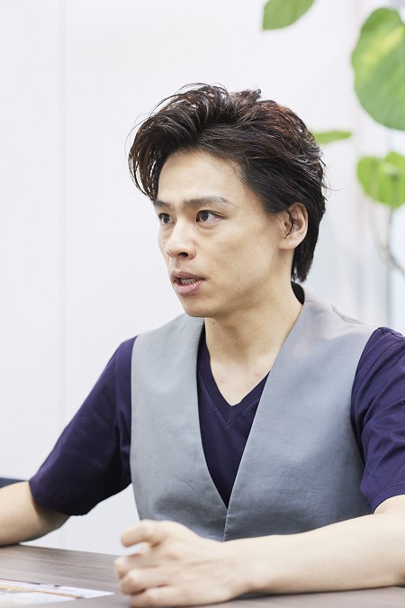 中川晃教　（撮影：早川達也　衣裳：BRAND COLLECT）