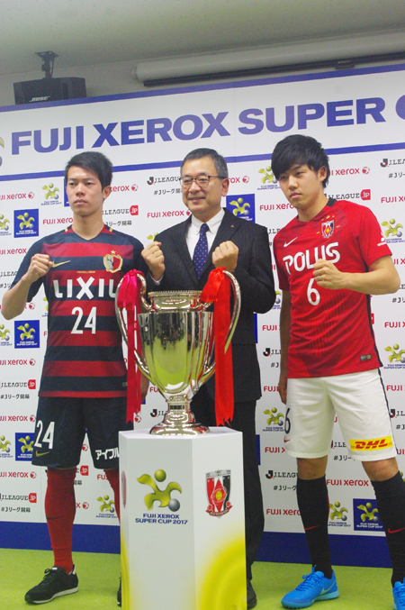 (写真左より) 伊東幸敏(鹿島アントラーズ)、村井満チェアマン、遠藤航(浦和レッズ)