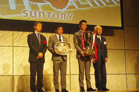 (写真左より)朝日新聞・速水徹室長、流大主将(サントリー)、沢木敬介監督(サントリー)、日本ラグビー協会・岡村正会長