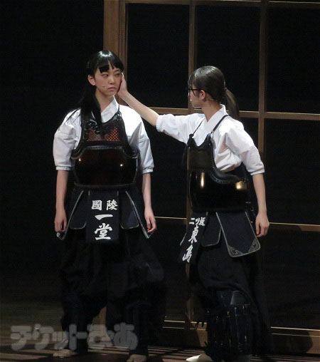 乃木坂メンバーが薙刀を披露、『あさひなぐ』開幕 | チケットぴあ[演劇