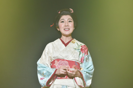 お雛役　岡村さやか　撮影：鏡田 伸幸