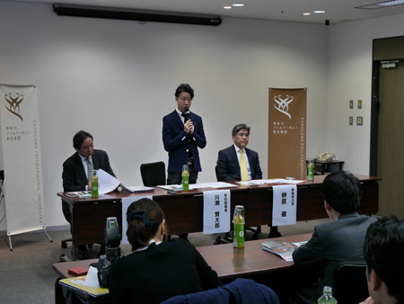神奈川フィル2018-19シーズン定期演奏会ラインナップ発表より。左から、大石修治（専務理事）、川瀬賢太郎（常任指揮者）、榊原徹（事務局次長）