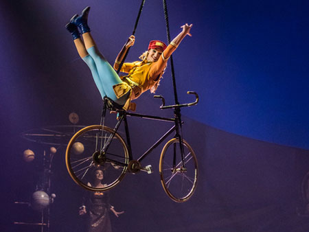 シルク・ドゥ・ソレイユ『ダイハツ キュリオス』より。エアリアル・バイシクル