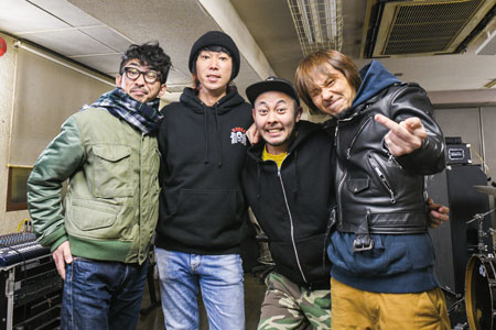左から、恒岡章、難波章浩、岸田哲平、横山健　Photo by Teppei Kishida